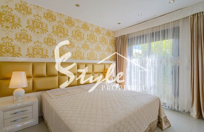 Продается стильная комфортабельная вилла с частным бассейном в тихом районе Сьюдад-Кесада, Коста-Бланка, Испания. ID2328