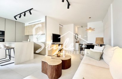 Adosado de esquina reformado en La Veleta – a 200 m del mar en Torrevieja. ID 2783