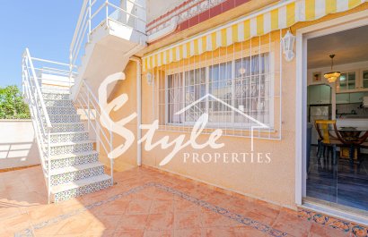 Se vende precioso bungalow con solarium en urbanización cerrada con piscina en Los Altos, Torrevieja, Costa Blanca. ID2425