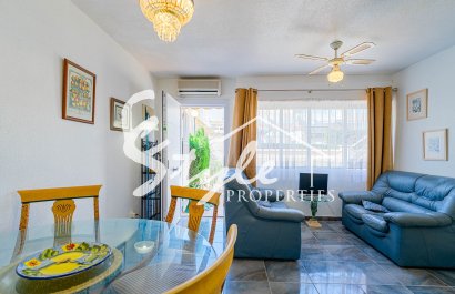 Se vende precioso adosado en urbanización cerrada con piscina en Los Altos, Torrevieja, Costa Blanca. ID2425