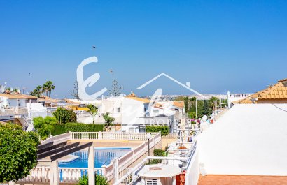 Se vende precioso adosado en urbanización cerrada con piscina en Los Altos, Torrevieja, Costa Blanca. ID2425