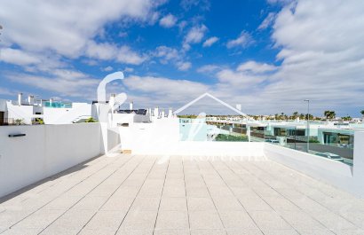 Villa construida en 2024 con piscina privada y solárium en venta en Vistabella Golf, Orihuela Costa, Costa Blanca. ID2993