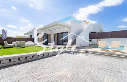 Villa construida en 2024 con piscina privada y solárium en venta en Vistabella Golf, Orihuela Costa, Costa Blanca. ID2993