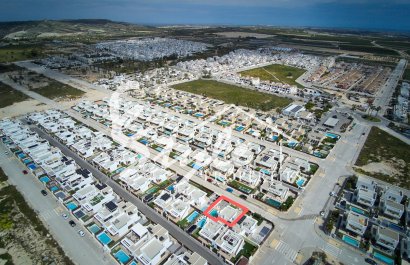 Villa construida en 2024 con piscina privada y solárium en venta en Vistabella Golf, Orihuela Costa, Costa Blanca. ID2993