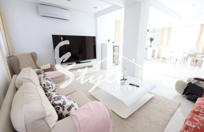 В продаже вилла с бассейном в нескольких шагах от моря в Кабо Роиг, Коста Бланка, Испания. ID2353