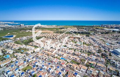 Se vende precioso bungalow con solarium en urbanización cerrada con piscina en Los Altos, Torrevieja, Costa Blanca. ID2425