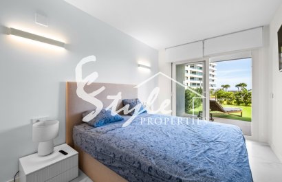 Se vende apartamento en primera línea con jardín privado en Posidonia, Punta Prima, Costa Blanca. ID2354