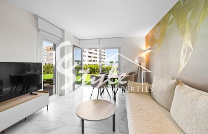 Se vende apartamento en primera línea con jardín privado en Posidonia, Punta Prima, Costa Blanca. ID2354