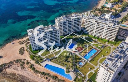Se vende apartamento en primera línea con jardín privado en Posidonia, Punta Prima, Costa Blanca. ID2354