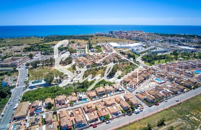 Продается одноэтажная отдельно стоящая вилла с частным бассейном в Пунта-Прима, Коста-Бланка, Испания. ID2435