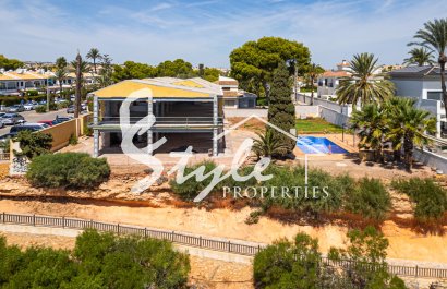 Resale - Villa - Cabo Roig