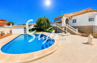Resale - Villa - Torrevieja - La Siesta