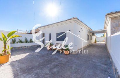 Chalet Independiente Reformado con Piscina Privada en Venta en El Chaparral, Torrevieja – Costa Blanca. ID1459
