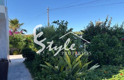 Resale - Villa - Torrevieja - La Siesta - El Salado -  Torreta
