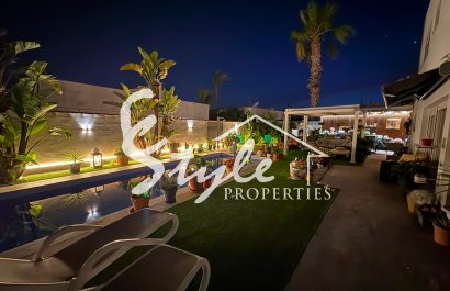Resale - Villa - Torrevieja - La Siesta - El Salado -  Torreta