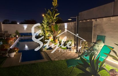 Resale - Villa - Torrevieja - La Siesta - El Salado -  Torreta
