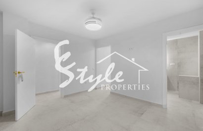 Resale - Apartament  - Torrevieja - Playa del Acequión