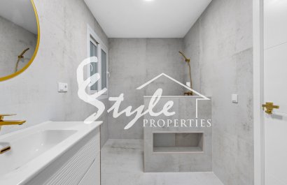Resale - Apartament  - Torrevieja - Playa del Acequión