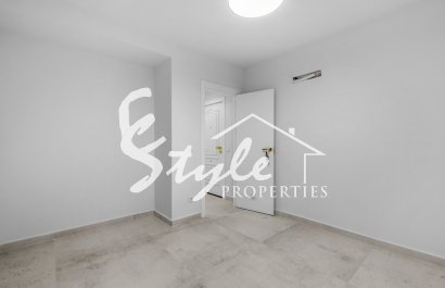 Resale - Apartament  - Torrevieja - Playa del Acequión