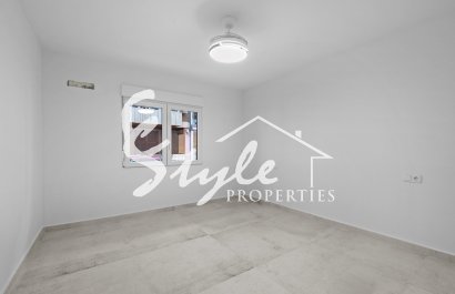 Resale - Apartament  - Torrevieja - Playa del Acequión