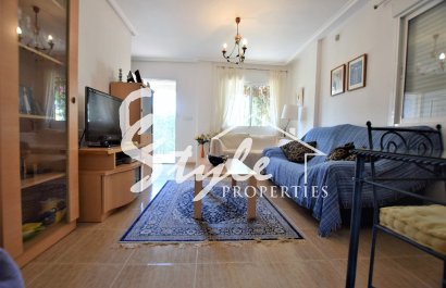 Chalet semi-adosado de 3 dormitorios en venta cerca del campo de golf en Las Filipinas, Villamartin