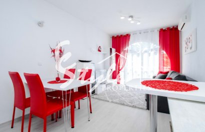 Продается отремонтированная современная квартира с видом на море в Калас Бланкас де Торревьеха