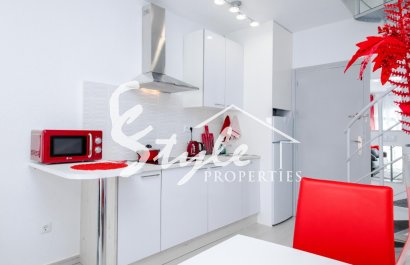 Продается отремонтированная современная квартира с видом на море в Калас Бланкас де Торревьеха