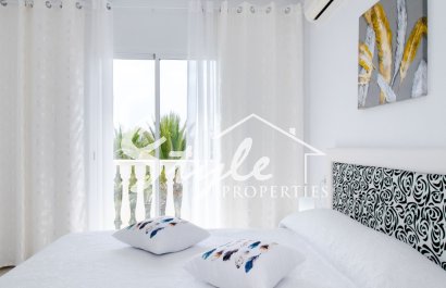 Продается отремонтированная современная квартира с видом на море в Калас Бланкас де Торревьеха