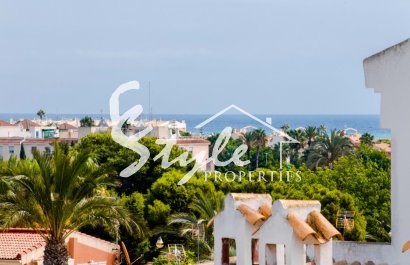 Продается отремонтированная современная квартира с видом на море в Калас Бланкас де Торревьеха