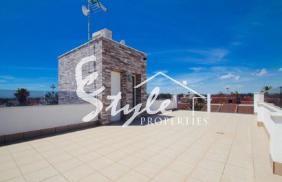 Vendemos una villa con piscina privada cerca del mar en Mil Palmeras, Pilar de la Horadada, con vistas 