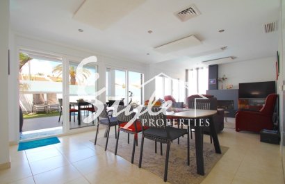 Vendemos una villa con piscina privada cerca del mar en Mil Palmeras, Pilar de la Horadada, con vistas 