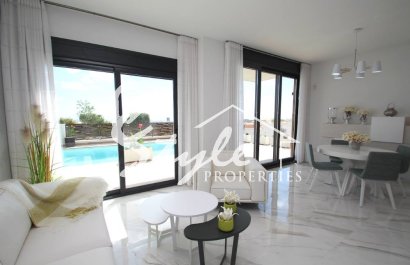 Promoción en Dehesa de Campoamor. Complejo de villas independientes con piscina privada cerca del mar en Orihuela Costa.