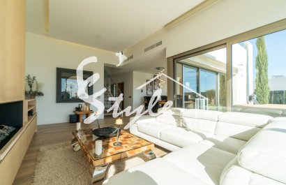 luxury villa for sale with garden and pool near the golf course in Colinas Golf & Country Club de Campoamor