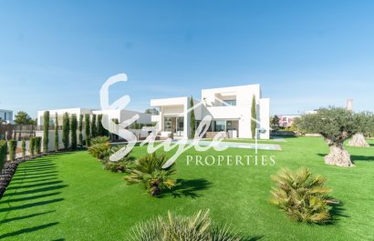 luxury villa for sale with garden and pool near the golf course in Colinas Golf & Country Club de Campoamor