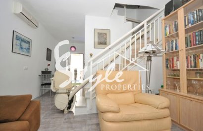 Купить таунхауз с бассейном недалеко от моря и пляжа в Торревьехе на Коста Бланке. ID 4509