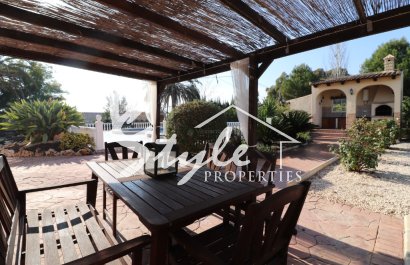 Купить виллу с бассейном и садом около гольфа в  Катраль на побережье Коста Бланка. ID 4521