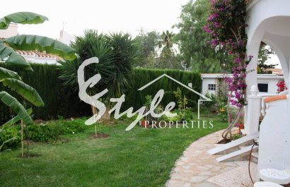 Купить виллу с бассейном в Плайя Фламенка, недалеко от моря и пляжей Ориуэла Коста. ID: 4022