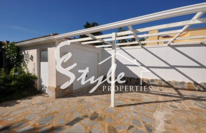 Купить виллу с бассейном в Плайя Фламенка, недалеко от моря и пляжей Ориуэла Коста. ID: 4022