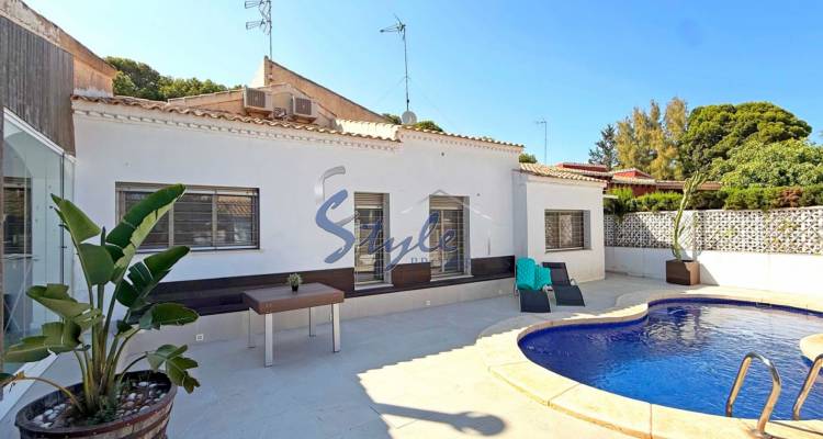 Resale - Villa - Orihuela Costa  - Punta Prima