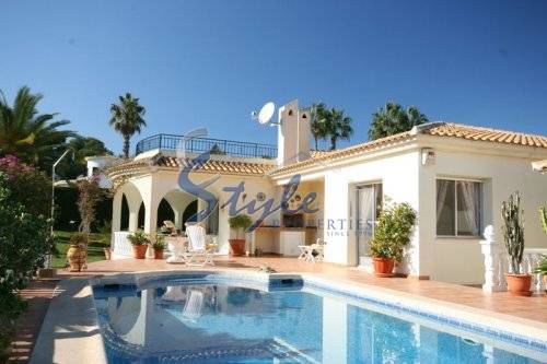 Villa con piscina privada en Villamartin