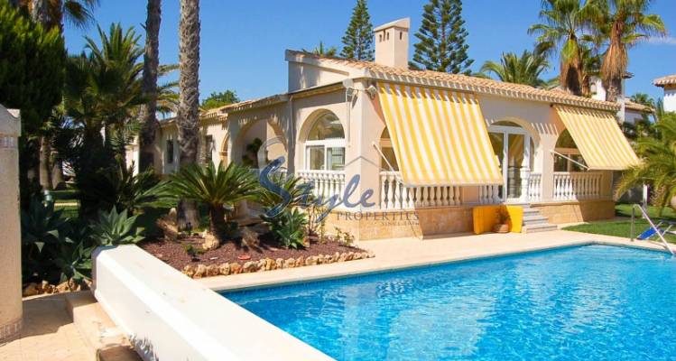 Villa con piscina privada en Playa Flamenca Costa Blanca, 264 -