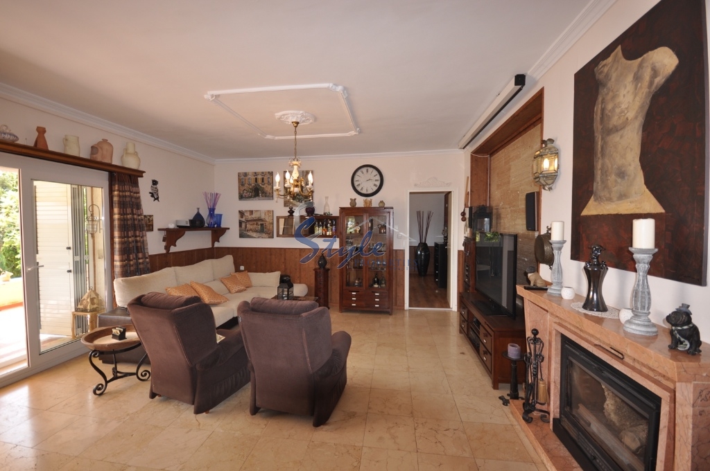 Villa with large plot for sale in La Marina, Costa Blanca - living room