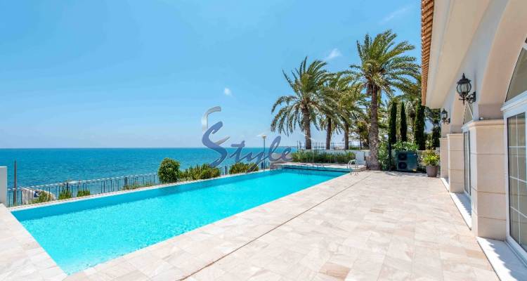 Resale - Luxury Villa - Punta Prima