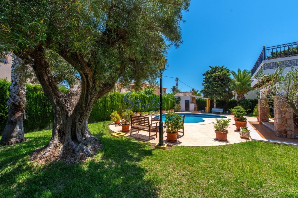 Resale - Villa - Cabo Roig