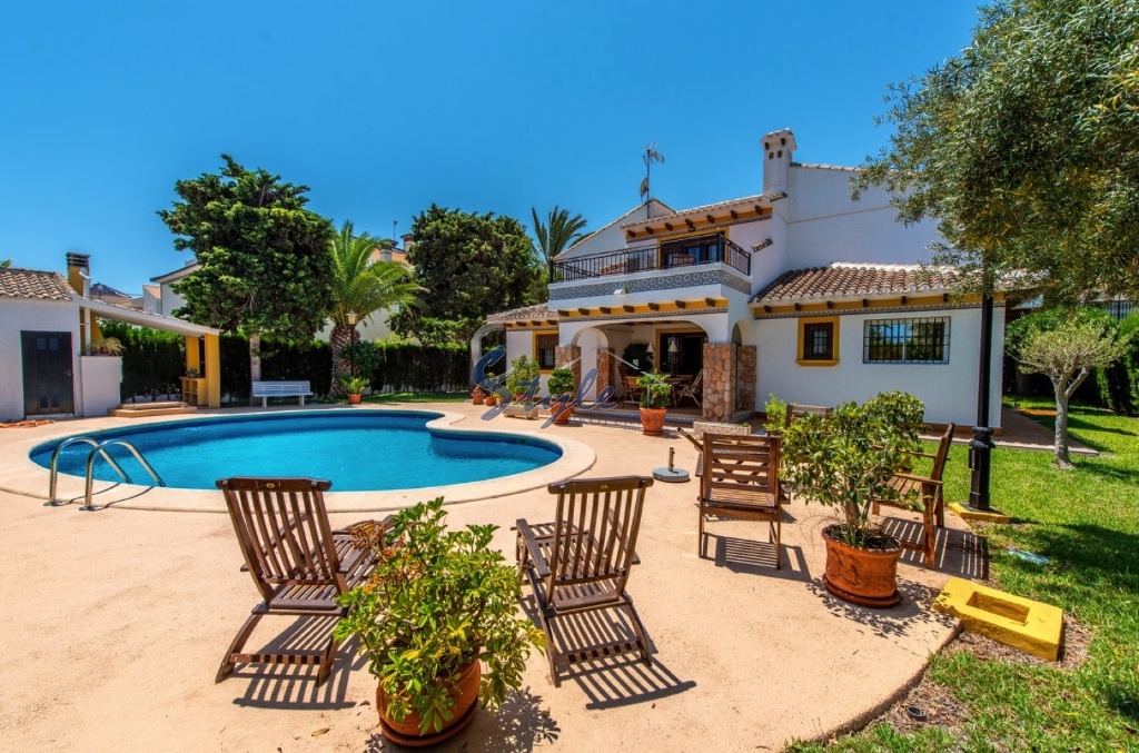 Resale - Villa - Cabo Roig