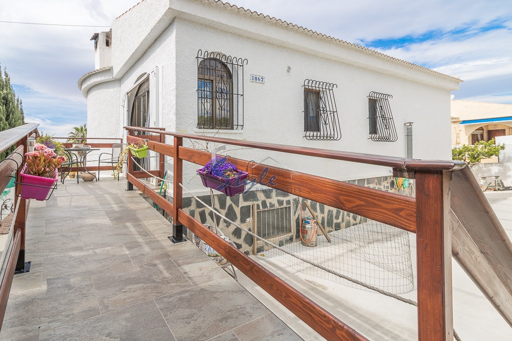 Resale - Villa - Torrevieja