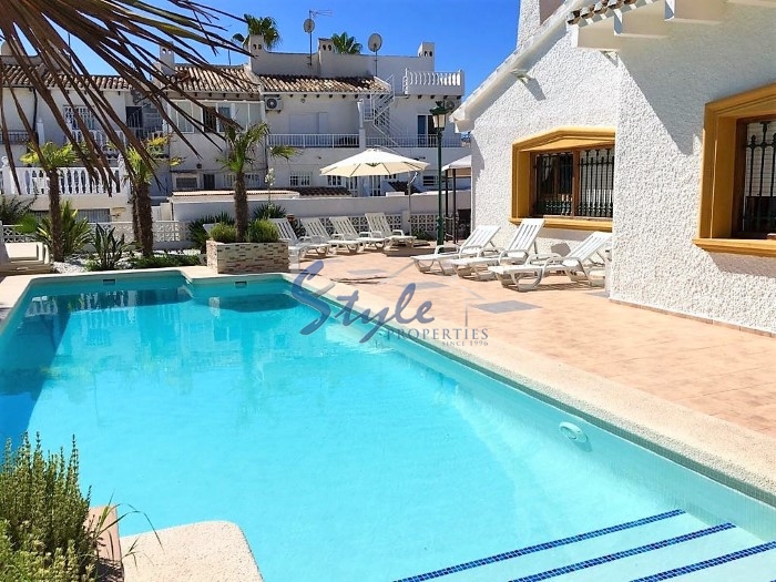 Villa en alquiler con piscina en La Zenia, Orihuela Costa