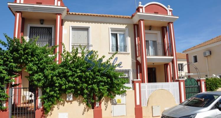 Chalet pareado con piscina privada cerca de la playa de Campoamor en residencial privada Montemar, Orihuela Costa, Costa Blanca, España