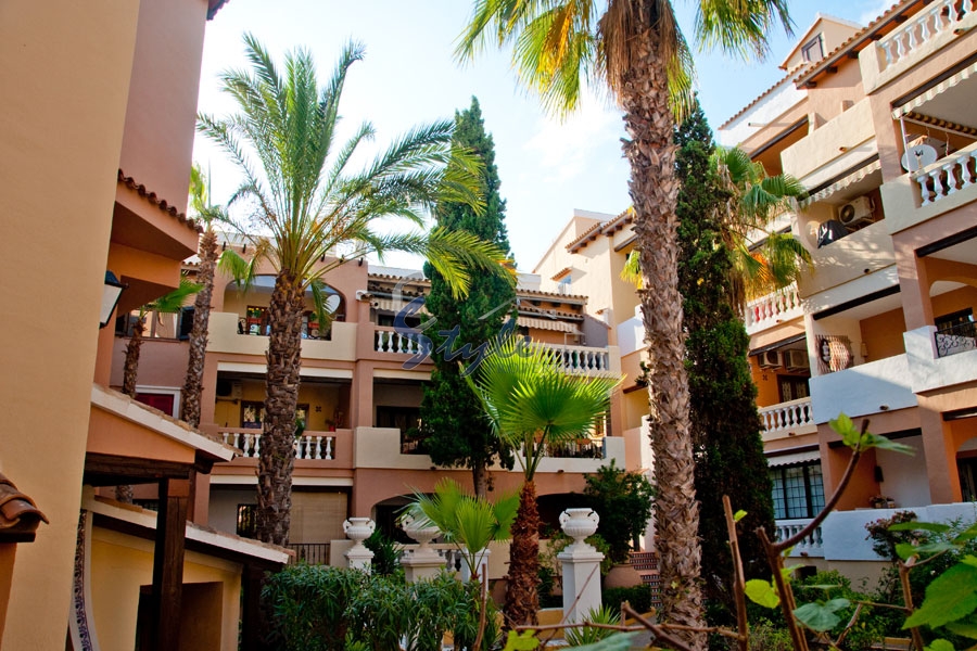 Apartamentos junto al mar en una urbanización verde con piscina Aldea del Mar, Torrevieja, Costa Blanca, España