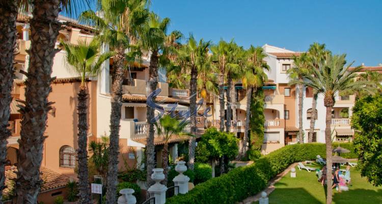 Apartamentos junto al mar en una urbanización verde con piscina Aldea del Mar, Torrevieja, Costa Blanca, España